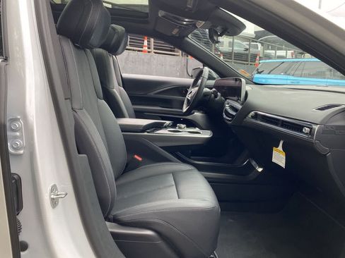 Used 2025 Cadillac Lyriq Luxury AWD/4WD image 19