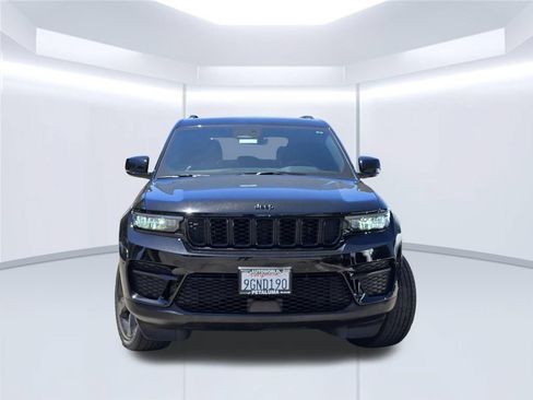 Used 2023 Jeep Grand Cherokee Altitude AWD/4WD image 3