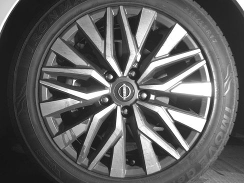 Used 2025 Nissan Altima 2.5 SV FWD image 12