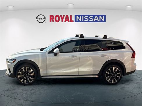 Used 2024 Volvo V60 B5 Cross Country Ultimate w/ Protection Package Premier image 4