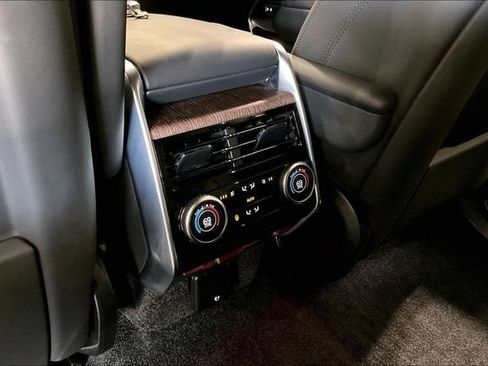 Used 2025 Land Rover Range Rover Long Wheelbase SE AWD/4WD image 35