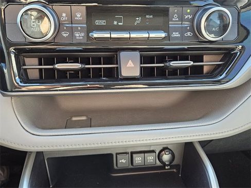Used 2021 Toyota Highlander LE image 10