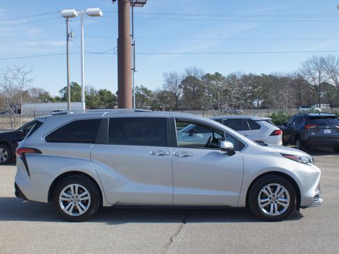 Used 2024 Toyota Sienna Platinum image 24