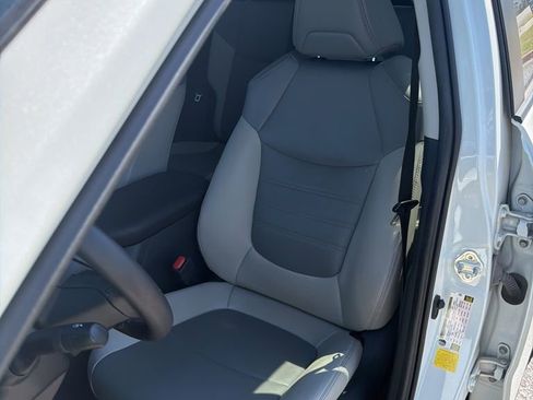 Used 2021 Toyota RAV4 XLE Premium image 5