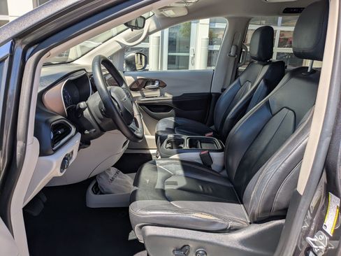 Used 2017 Chrysler Pacifica Touring-L w/ Tire & Wheel Group FWD image 17