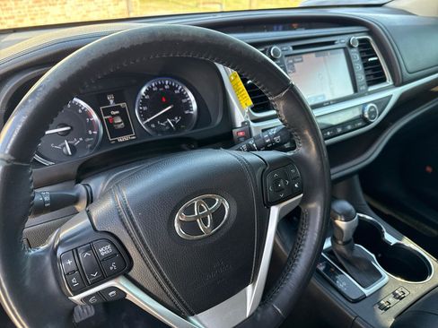 Used 2014 Toyota Highlander Limited image 32