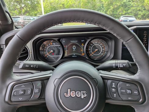 Used 2025 Jeep Gladiator Mojave w/ Convenience Group AWD/4WD image 26