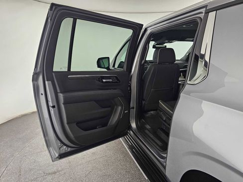 New 2025 Chevrolet Suburban Premier image 18