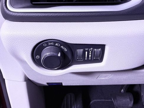 Used 2023 Chrysler Voyager LX FWD image 10