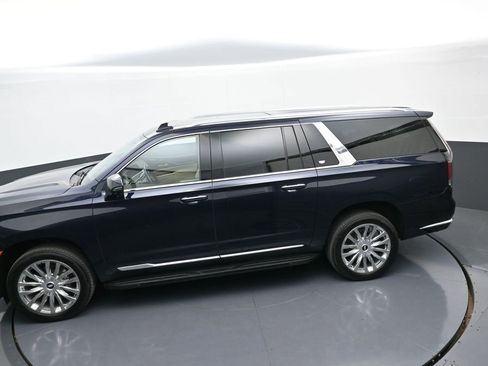 Used 2024 Cadillac Escalade ESV Premium Luxury image 33