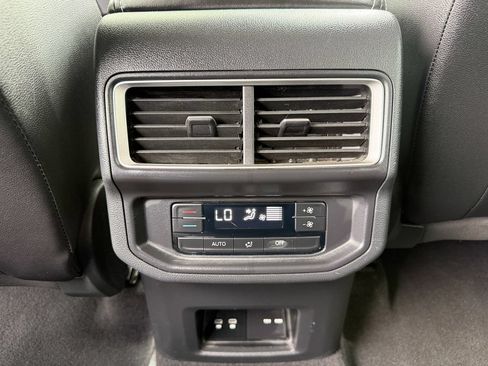 Used 2025 Volkswagen Atlas SE AWD/4WD image 28