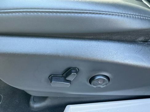 Used 2024 Chrysler Pacifica Touring-L FWD image 18