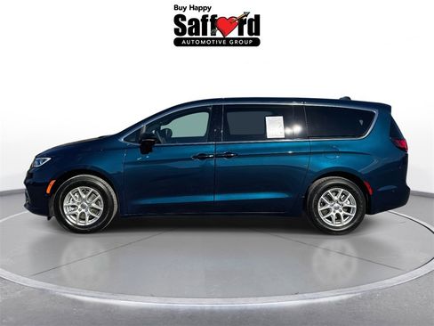 Used 2025 Chrysler Pacifica Select image 4