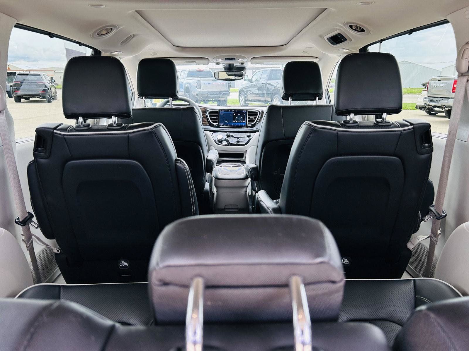 Used 2023 Chrysler Pacifica Limited FWD image 33