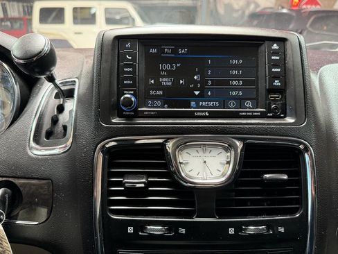 Used 2014 Chrysler Town & Country Touring FWD image 18