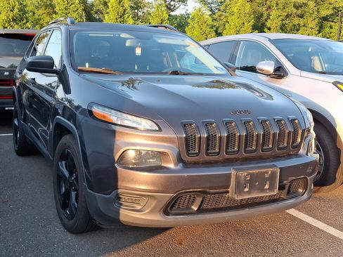 Used 2017 Jeep Cherokee Sport FWD image 5