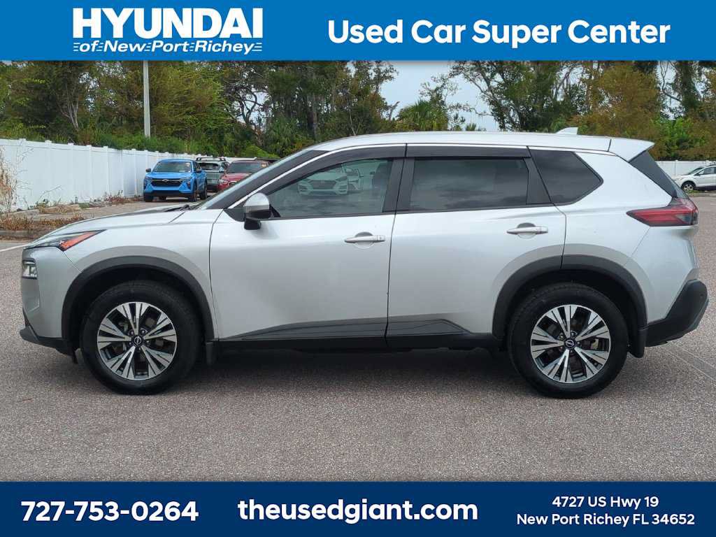 Used 2022 Nissan Rogue SV FWD image 2