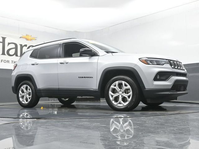 Used 2024 Jeep Compass Latitude AWD/4WD image 2