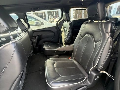 Used 2025 Chrysler Pacifica Limited FWD image 8