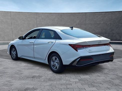Certified 2025 Hyundai Elantra SE w/ Cargo Package FWD image 3