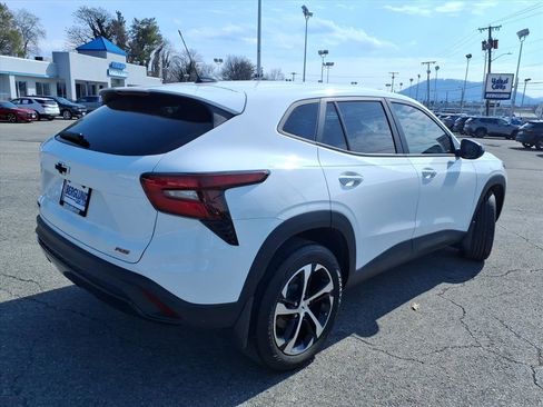 Used 2024 Chevrolet Trax RS w/ Driver Confidence Package image 4