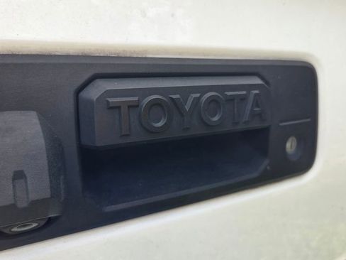 Used 2017 Toyota Tacoma SR5 w/ Tow Package RWD image 4