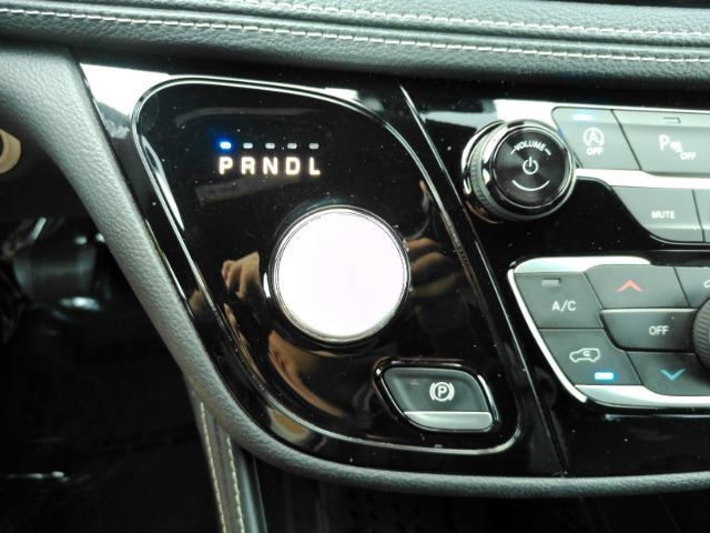 Used 2025 Chrysler Pacifica Limited FWD image 50