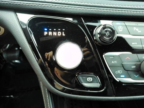 Used 2025 Chrysler Pacifica Limited FWD image 50