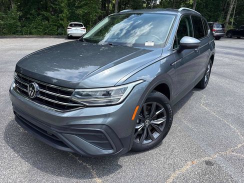 Used 2023 Volkswagen Tiguan SE FWD image 2