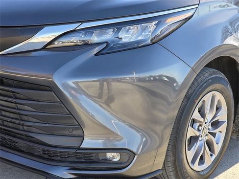 Used 2025 Toyota Sienna XLE image 6