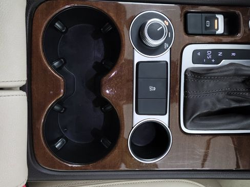 Used 2015 Volkswagen Touareg Sport image 21