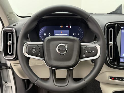 Used 2025 Volvo XC40 B5 Ultra AWD/4WD image 15