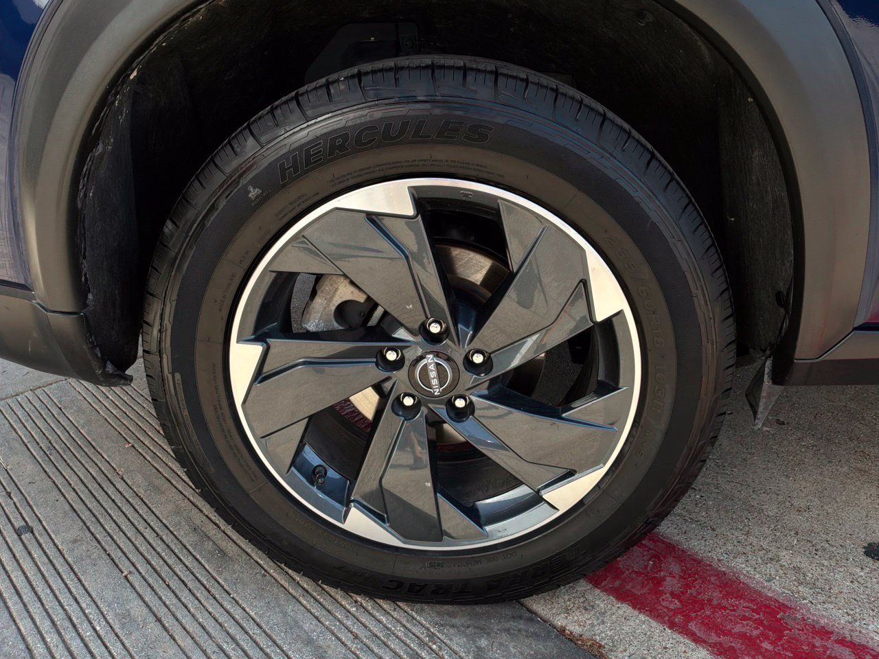 Used 2025 Nissan Rogue SV FWD image 9