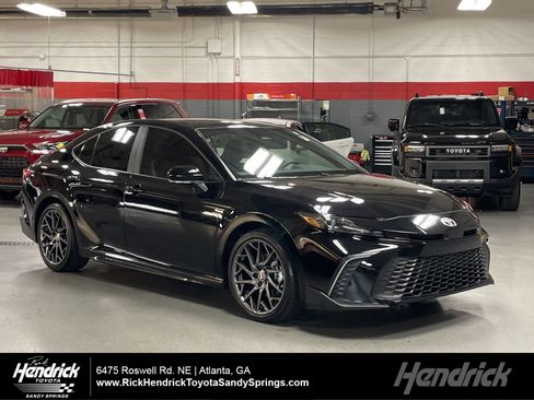 Used 2025 Toyota Camry SE image 1