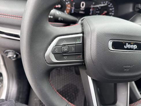 Used 2025 Jeep Compass Trailhawk AWD/4WD image 19
