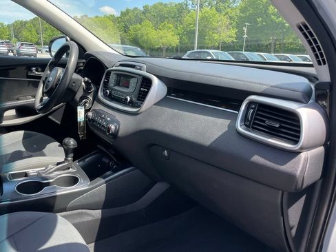 Used 2017 Kia Sorento L FWD image 32