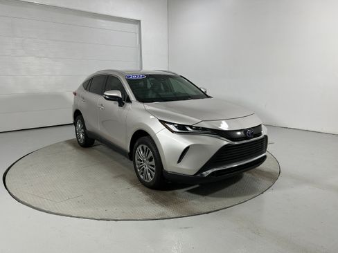 Used 2022 Toyota Venza XLE AWD/4WD image 2