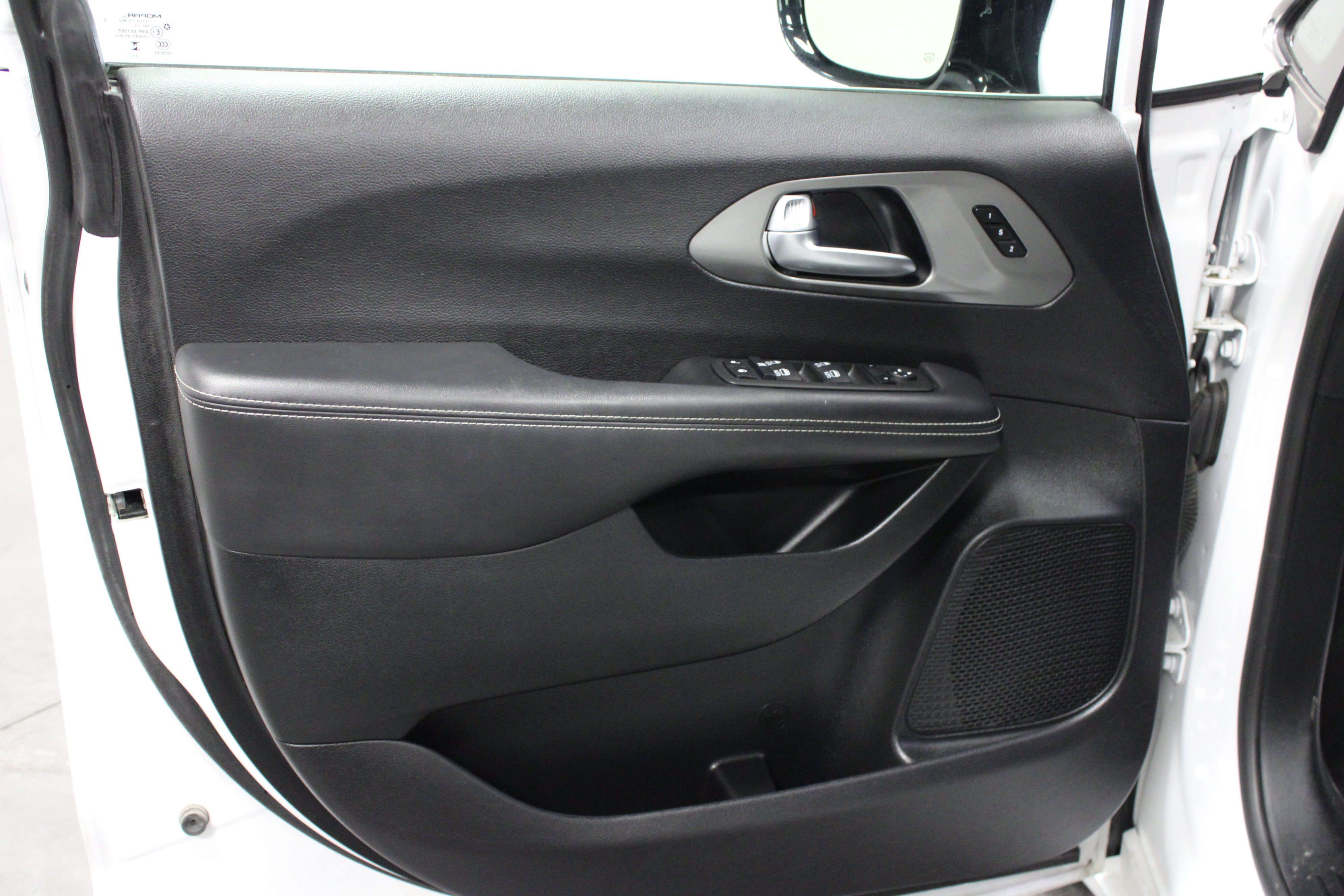 Used 2025 Chrysler Pacifica Select FWD image 11