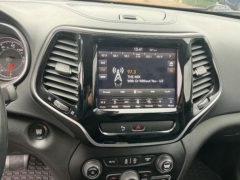 Used 2019 Jeep Cherokee Limited w/ Luxury Group image 16