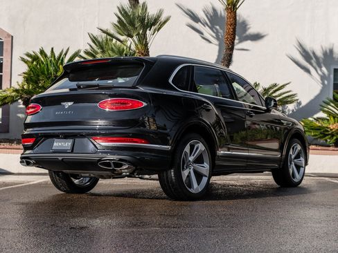 Used 2025 Bentley Bentayga V8 image 3