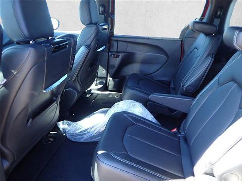 New 2026 Chrysler Pacifica Select image 10