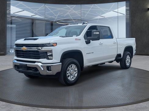 Used 2024 Chevrolet Silverado 2500 LT image 2