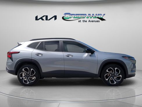 Used 2025 Chevrolet Trax RS w/ Driver Confidence Package image 25