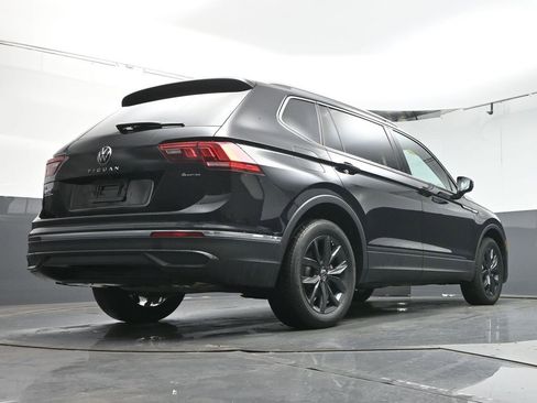 Used 2024 Volkswagen Tiguan SE image 39