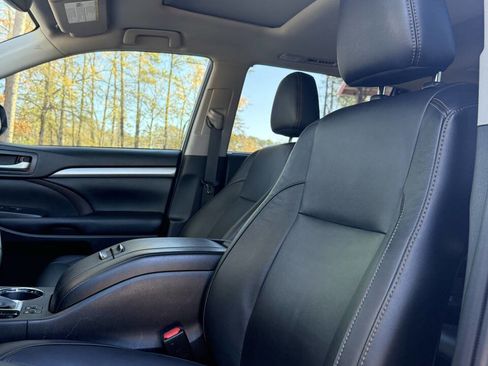Used 2019 Toyota Highlander SE image 8