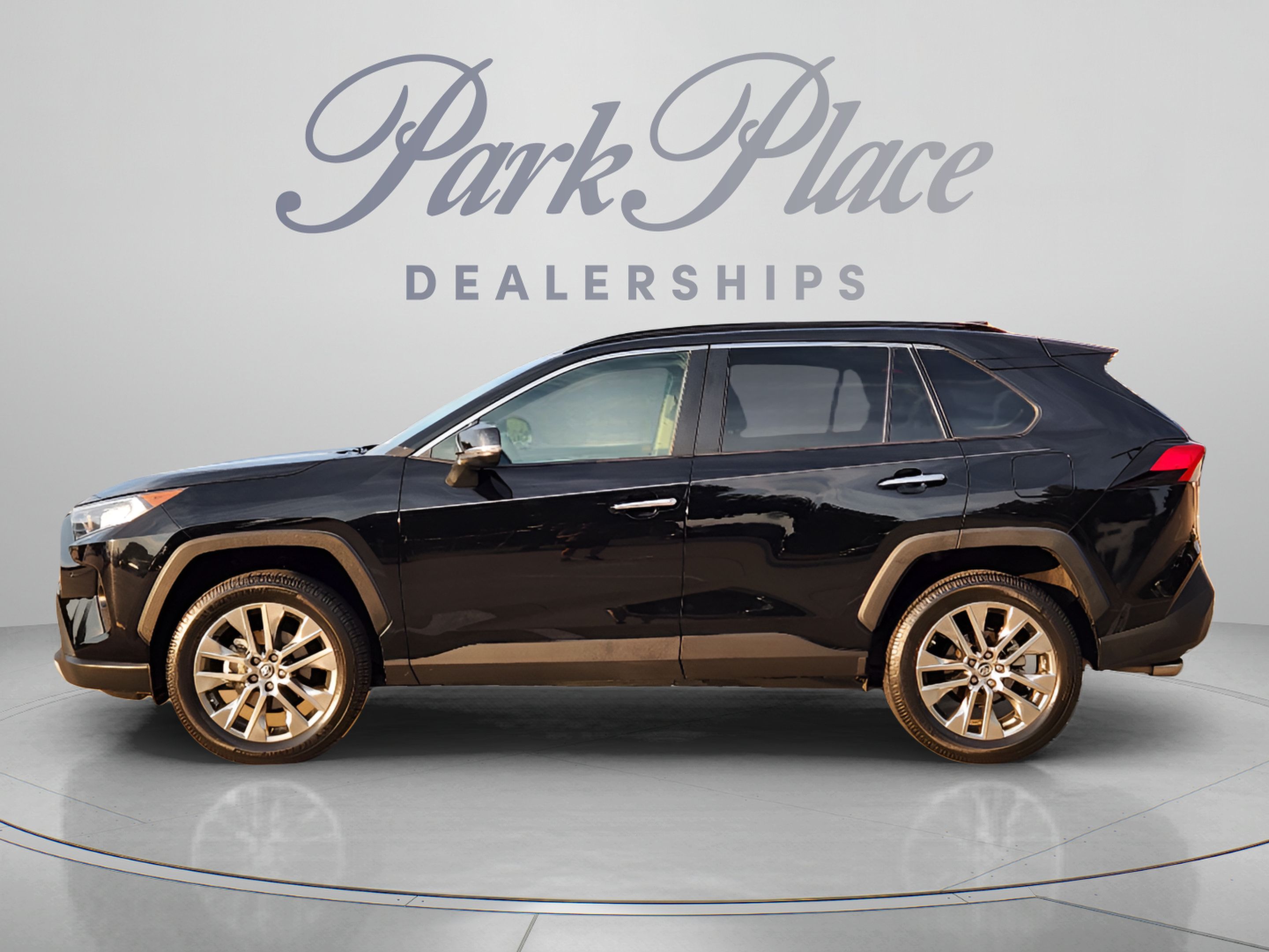 Used 2019 Toyota RAV4 Limited w/ Cold Weather Package FWD image 2