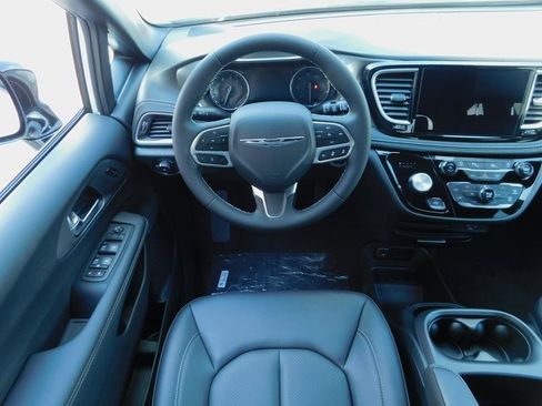 New 2026 Chrysler Pacifica Select image 15