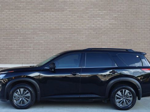 Used 2024 Nissan Pathfinder SV w/ Lighting Package (N92) FWD image 2