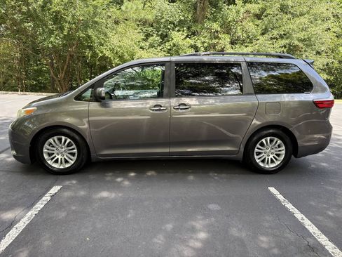 Used 2016 Toyota Sienna XLE FWD image 6