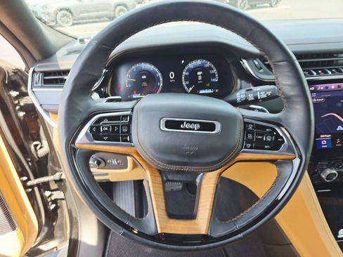 Used 2025 Jeep Grand Cherokee L Summit AWD/4WD image 24